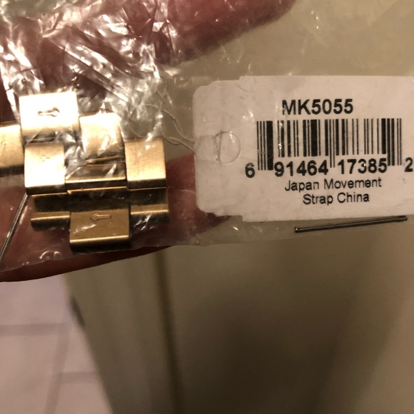 Michael Kors Rose Gold Watch - Picture 2 of 4